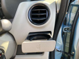 運転席と助手席のエアコン吹き出し口には、ドリンクホルダーが装備されています。
