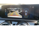 【リバ-ス連動カメラシステム】リバースと連動し、車両後方の映像をディスプレィに表示歪みの少ないカメラにより鮮明な画像で後退の運転操作をサポートします。