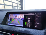 【リアビューカメラ(予想進路表示機能付】パーク・ディスタンス・コントロールが車両の前方や後方にある障害物までの距離を信号音とビジュアルで知らせ、狭いスペースでの駐車や車庫入れをサポートします。