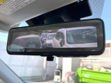 【スマートリヤビューミラー】後席の大きな荷物や同乗者で後方が確認しづらい時でも安心!カメラが撮影した車両後方の映像をルームミラー内に表示。クリアな視界で状況の確認が可能です!
