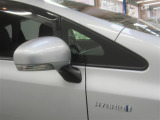 ドアミラーは電動格納機能もあります。駐車する際にこの機能があると大変便利ですね。