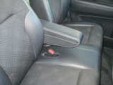 運転席・助手席間にはアームレストが付いております。