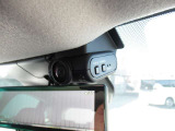 <ドライブレコーダー(フロント+車室内)>車室内カメラによる車内および車側面の撮影記録が駐車時の安心を高めるとともに、走行中の幅寄せ対策や後方撮影にも対応しています。