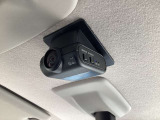 車室内カメラによる車内および車側面の撮影記録が駐車時の安心を高めるとともに走行中の幅寄せ対策や後方撮影(リヤガラス越し)にも対応しております。