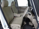 フロントシートはベンチシートです、運転席と助手席の移動が簡単です。真ん中にはアームレストも装備されています! また運転席シートの高さも調整できます。