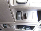片側電動スライドドアのスイッチ付です。車内からもスイッチひとつで楽にドアの開閉が可能です。電動なので開閉時に力を使う必要がなく、半ドアになることもありません!