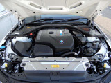 直列4気筒BMWツインパワー・ターボ・エンジン。出力135kW〔184ps〕/5000rpm(カタログ値)、トルク300Nm〔30.6kgm〕/1350-4,000rpm(カタログ値)♪