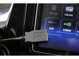 USBソケットが装備されています。iPhoneやスマートフォンを繋いで音楽を再生したり、充電したり。車内にあると便利なアイテムのひとつですね!