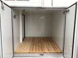 保冷庫フロアには、木製スノコが装備されています。