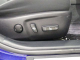 【電動シート】スイッチ操作でシート位置の調整ができます。力要らずの電動シートが装備されています。