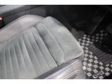 【運転席フロントシート 通常状態】 『エルゴコンフォートシート』仕様は、シート座面が5センチ前に伸びます!膝の裏の辺りを調整して体格に合わせて密着させて疲れにくいです。