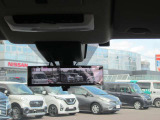 スマート・ルームミラー。ルームミラーに、リヤカメラの車両後方映像を表示。世界初の新技術で、荷物や人で見えづらかった後方視界がクリアに!