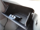 [グローブボックス]助手席側にあるグローブボックスには車検証もバッチリ入ります♪