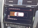 パークディスタンスコントロールは音とビジュアルで車両の前後サイドの障害物の接近を知らせます。ステアリングを切る方向、障害物の接近の度合を警告音の間隔とバー(白橙赤)でモニタリングします。