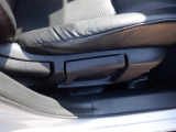 運転席はシートリフター付で高さ調整ができます!自分に合ったシートに調整することが可能です!