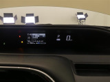 【メーターパネル・マルチインフォメーションディスプレイ】右側の見やすい数字表示式メーターで運転をサポート! ・ 左側の画面で車両に関するさまざまな情報を表示したり、設定したりすることができます。