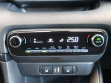オートエアコンを装備しておりますので、四季を通じて車内を快適な温度に保つことが出来ます!高級感が有りますね!