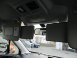 運転席、助手席サンバイザーにはエクステンション(追加遮光板)が付いております。微妙な位置に太陽が来た時にも安心です。