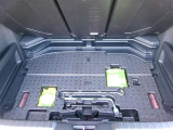 デッキボード下部収納スペース(タイヤパンク修理キット&車載工具装備)