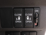 【パワースライドドア】が装備されています。挟み込み防止装置により、お子さまの乗り降りも安心です。車外・車内のドアハンドルからはもちろん、運転席スイッチやリモコンキーからも開閉操作が可能で便利です。