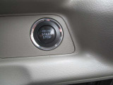 スマートキーを携帯していれば、ブレーキペダルを踏んでボタンを押すだけでエンジンスタートできます。エンジンを止める時もボタンを押すだけです。
