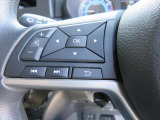 ハンドルに付いたコントロールスイッチ 走行中でもハンドルから手を離すことなくメーター内のインジケーターの表示切替・AVの音量調整やメディアの切り替えが出来ます。