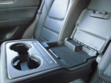後席でもお寛ぎ頂ける様シートヒーターや充電用USBポートが完備されております。