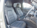 厚みある座面、心地よいホールド感によって、SUVに相応しい力強さと安定感あるシートになっております!