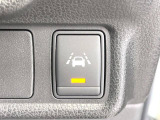 【車線逸脱警報】道路上の白(黄)線を認識し、意図せず走行中の車線からはみ出しそうになった時、メーター内の警告灯とブザーで注意喚起してくれる安心・安全機能です♪