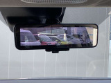 スマートルームミラーも付いています。後方ピラーや荷物、後席に同乗している方や曇りなど視界が遮られた場合でも後方カメラからの映像で安全確認をすることができます。