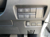 ダッシュボード右下には、両側電動ハンズフリースライドドア開閉スイッチとアイドリングストップ等のキャンセルスイッチがが並んでます。