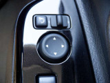電動格納式ミラーなので、対向車などとのすれ違い時にも便利です。また、ドアロック連動で自動格納します。