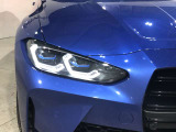 BMWレーザーライト:ハイビーム点灯時の照射距離を従来のロービームの2倍の600mまで可能にます。ブルーのデザインアクセントも装備されます。