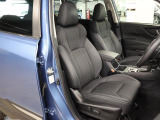 運転席・助手席も電動パワーシート装備。オフブラックの内装は汚れが目立ちにくくお手入れもしやすいです。通気性の良い撥水ファブリックのシートです。