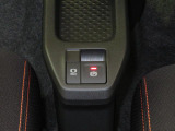 電動パーキングブレーキ&オートブレーキホールド機能付。「HOLD」スイッチを押しシステムONの状態にしておくことで信号待ちでブレーキを踏んで停車時ブレーキペダルから足を離してもブレーキを保持。楽です。