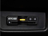 装備されていビルトインタイプのホンダ純正ETC2.0車載器です。セットアップしてからご納車致します。ETCカードを差し込めば高速道路の出入り口ゲートを楽々通過出来ま。