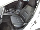 運転席・助手席のエアバッグに加え、サイド・カーテンエアバックは防御姿勢が取りづらい車両側面から乗員を守ります。