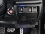 エンジン始動のプッシュボタンの右脇にはパワーリヤゲートの設定スイッチがあります。