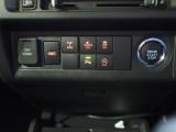 エアコンスイッチの下のスイッチパネル。スマートアシストやVSC(横滑り抑制機能)、コーナーセンサー等の安全機能のスイッチが並んでいます。