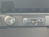 ETCもついています。蓋のついた収納ポケットですので、車外からはETC本体が見えず、カード盗難のリスクも少ないです。左のUSB端子はナビに接続しています。USBメモリに音楽を入れてナビで再生もできます