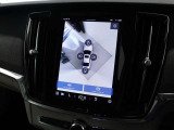 360°ビューカメラは駐車枠や周囲の車両との位置関係が一目瞭然で駐車をサポートしてくれるだけでなく、車両直近の死角を減らして安全性を高める装備。ステアリング切り角に連動した進路予測線も表示されます。
