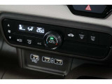 フルオートエアコン搭載で好みの温度に設定するだけで、エアコンの風量などを自動でコントロール!快適な車内にしてくれます。