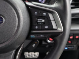 ステアリング右手側にはアイサイトの追従機能設定やSIドライブの操作スイッチが内蔵されています。高速道路など走行中に手を離さず操作できるように安全運転につながる設計になっています。