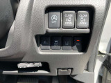 運転席右側には各種スイッチ、両側オートスライドドアの自動開閉のスイッチがあります!