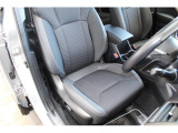 足元の広い前席はドライバーに最適なドライビングポジションを提供します。もちろん、運転席助手席電動パワーシートです!!