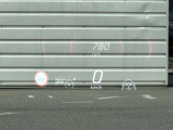 【ヘッドアップディスプレイ】ドライバーの約2m前方に浮かんでいるように見えるカラー画像で、車速やナビゲーションの案内情報などが、前方の道路状況から視線を外さずに確認可能。安全運転をサポートします。