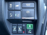 運転席右側に電子パーキングのスイッチやブレーキホールドのスイッチ、電動スライドドアのスイッチ等がついています。