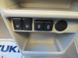 USBソケットが付いております☆スマホの充電に便利ですね☆運転席助手席もシートヒーターが付いているので便利ですよ★
