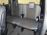 サードシートは3人がけです。真ん中の座席用のシートベルトも肩掛けのベルトで安全性に配慮しています。