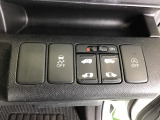 パワースライドドアの開閉はスマートキーのリモコンやドアノブは勿論、運転席側のスイッチ操作でも開閉ができ、安全・簡単です。